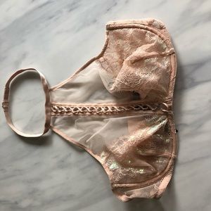 NWT : Victoria’s Secret Peach 🍑 Lace Bralette